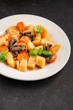 Patates yahnisi mantarı ve sebze. Doğal çerez. Lezzetli lezzetli gurme yemek. Masanın üstünde.