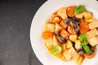 Patates yahnisi mantarı ve sebze. Doğal çerez. Lezzetli lezzetli gurme yemek. Masanın üstünde.