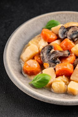 Patates yahnisi mantarı ve sebze. Doğal çerez. Lezzetli lezzetli gurme yemek. Masanın üstünde.