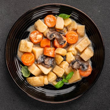 Patates yahnisi mantarı ve sebze. Doğal çerez. Lezzetli lezzetli gurme yemek. Masanın üstünde.