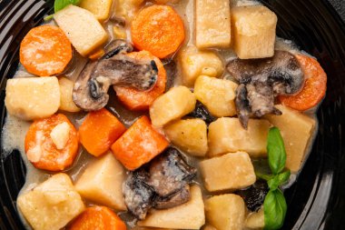 Patates yahnisi mantarı ve sebze. Doğal çerez. Lezzetli lezzetli gurme yemek. Masanın üstünde.