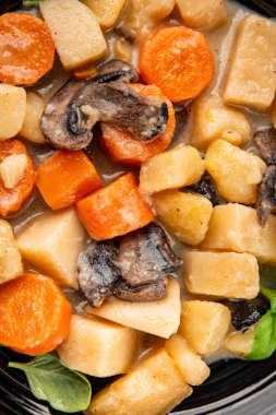 Patates yahnisi mantarı ve sebze. Doğal çerez. Lezzetli lezzetli gurme yemek. Masanın üstünde.