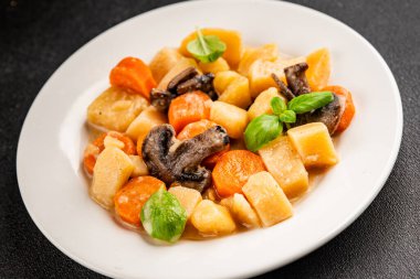 Patates yahnisi mantarı ve sebze. Doğal çerez. Lezzetli lezzetli gurme yemek. Masanın üstünde.