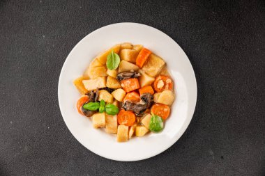 Patates yahnisi mantarı ve sebze. Doğal çerez. Lezzetli lezzetli gurme yemek. Masanın üstünde.