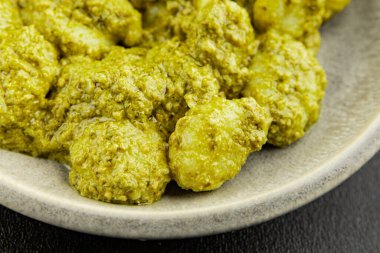 Gnocchi pesto sosu yeşil lezzetli aperatif taze gurme yemek arkaplanı masanın üstünde rustik üst görünüm fotokopi alanı vejetaryen ve vejetaryen yemekleri