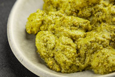 Gnocchi pesto sosu yeşil lezzetli aperatif taze gurme yemek arkaplanı masanın üstünde rustik üst görünüm fotokopi alanı vejetaryen ve vejetaryen yemekleri