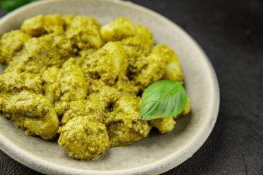 Gnocchi pesto sosu yeşil lezzetli aperatif taze gurme yemek arkaplanı masanın üstünde rustik üst görünüm fotokopi alanı vejetaryen ve vejetaryen yemekleri