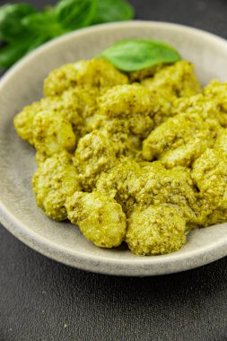 Gnocchi pesto sosu yeşil lezzetli aperatif taze gurme yemek arkaplanı masanın üstünde rustik üst görünüm fotokopi alanı vejetaryen ve vejetaryen yemekleri