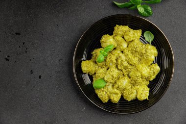 Gnocchi pesto sosu yeşil lezzetli aperatif taze gurme yemek arkaplanı masanın üstünde rustik üst görünüm fotokopi alanı vejetaryen ve vejetaryen yemekleri