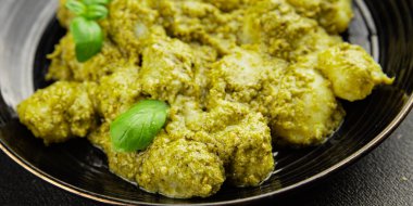 Gnocchi pesto sosu yeşil lezzetli aperatif taze gurme yemek arkaplanı masanın üstünde rustik üst görünüm fotokopi alanı vejetaryen ve vejetaryen yemekleri