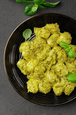 Gnocchi pesto sosu yeşil lezzetli aperatif taze gurme yemek arkaplanı masanın üstünde rustik üst görünüm fotokopi alanı vejetaryen ve vejetaryen yemekleri
