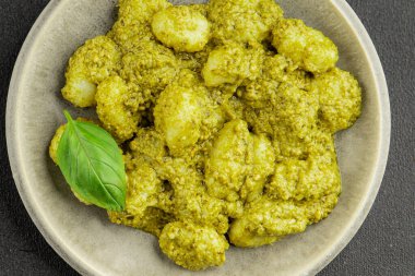 Gnocchi pesto sosu yeşil lezzetli aperatif taze gurme yemek arkaplanı masanın üstünde rustik üst görünüm fotokopi alanı vejetaryen ve vejetaryen yemekleri