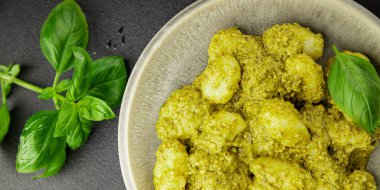 Gnocchi pesto sosu yeşil lezzetli aperatif taze gurme yemek arkaplanı masanın üstünde rustik üst görünüm fotokopi alanı vejetaryen ve vejetaryen yemekleri