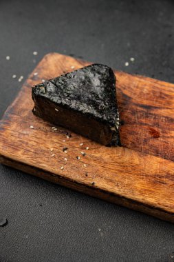 Onigiri sushi ton balığı. Japon yemeği. Lezzetli aperatifler.