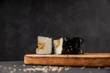 Onigiri sushi ton balığı. Japon yemeği. Lezzetli aperatifler.