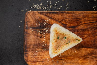 Onigiri sushi ton balığı. Japon yemeği. Lezzetli aperatifler.