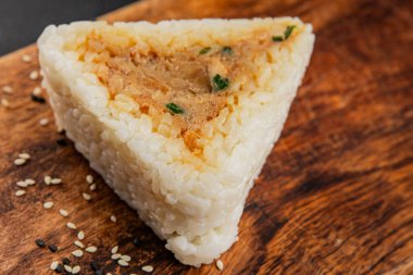 Onigiri sushi ton balığı. Japon yemeği. Lezzetli aperatifler.