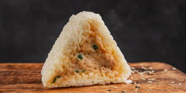 Onigiri sushi ton balığı. Japon yemeği. Lezzetli aperatifler.
