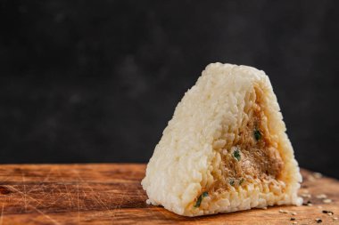 Onigiri sushi ton balığı. Japon yemeği. Lezzetli aperatifler.