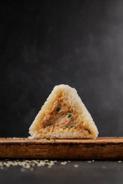 Onigiri sushi ton balığı. Japon yemeği. Lezzetli aperatifler.