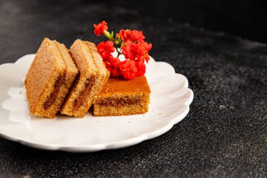 Bisküvi keki porsiyonu reçelli tatlı tatlı pasta doğal ürün lezzetli çerez lezzetli gurme yemek arkaplanı masa kırsal üst görünüm fotokopi alanı üzerinde