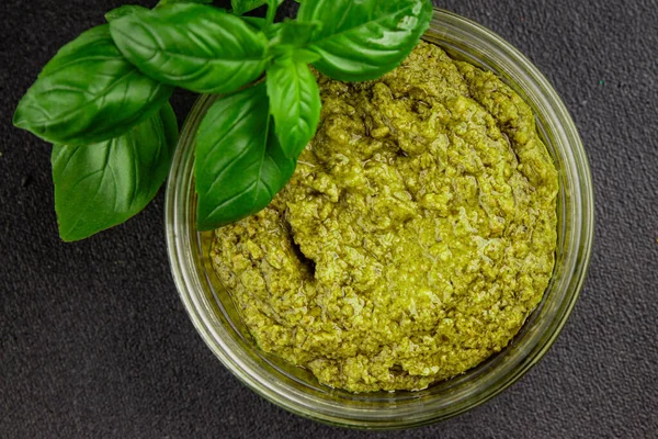 Pesto soslu fesleğen, zeytinyağı, parmesan, çam fıstığı, sarımsaklı doğal ürün lezzetli çerez, lezzetli yemek arkaplan rustik üst görünüm fotokopi alanı.