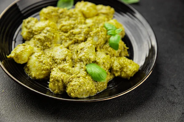 Gnocchi pesto sosu yeşil lezzetli aperatif taze gurme yemek arkaplanı masanın üstünde rustik üst görünüm fotokopi alanı vejetaryen ve vejetaryen yemekleri