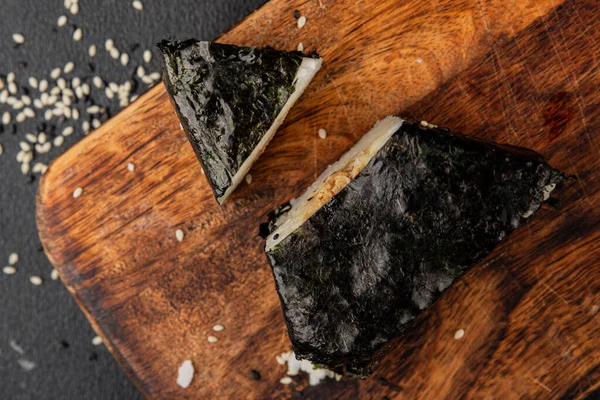 Onigiri sushi ton balığı. Japon yemeği. Lezzetli aperatifler.