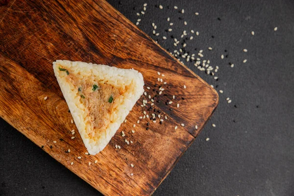 Onigiri sushi ton balığı. Japon yemeği. Lezzetli aperatifler.