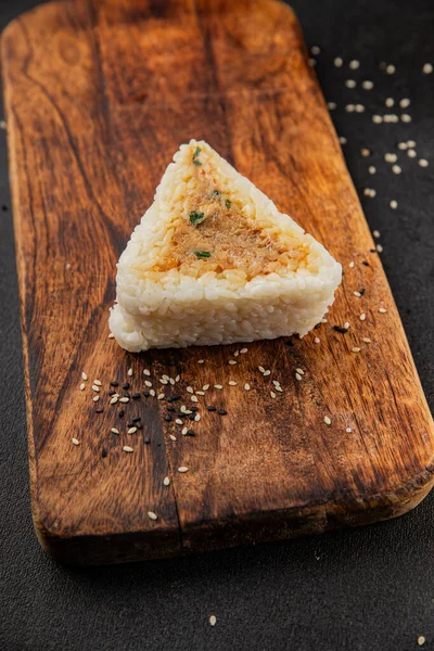 Onigiri sushi ton balığı. Japon yemeği. Lezzetli aperatifler.