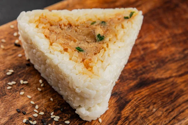 Onigiri sushi ton balığı. Japon yemeği. Lezzetli aperatifler.