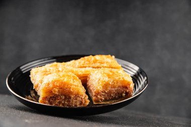 Antep fıstıklı ve bademli Baklava. Tatlı, doğu tatlıları. Lezzetli atıştırmalıklar.