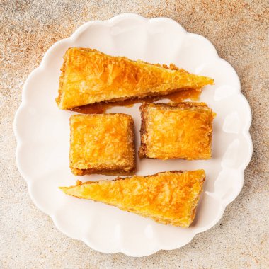 Antep fıstıklı ve bademli Baklava. Tatlı, doğu tatlıları. Lezzetli atıştırmalıklar.