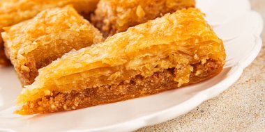 Antep fıstıklı ve bademli Baklava. Tatlı, doğu tatlıları. Lezzetli atıştırmalıklar.