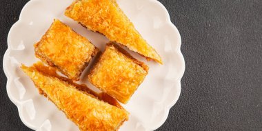 Antep fıstıklı ve bademli Baklava. Tatlı, doğu tatlıları. Lezzetli atıştırmalıklar.