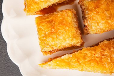 Antep fıstıklı ve bademli Baklava. Tatlı, doğu tatlıları. Lezzetli atıştırmalıklar.