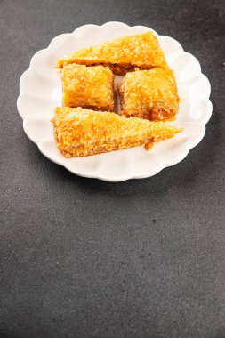 Antep fıstıklı ve bademli Baklava. Tatlı, doğu tatlıları. Lezzetli atıştırmalıklar.