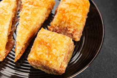 Antep fıstıklı ve bademli Baklava. Tatlı, doğu tatlıları. Lezzetli atıştırmalıklar.