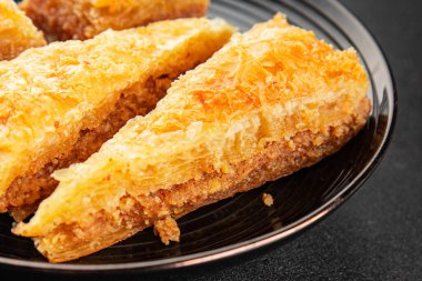 Antep fıstıklı ve bademli Baklava. Tatlı, doğu tatlıları. Lezzetli atıştırmalıklar.