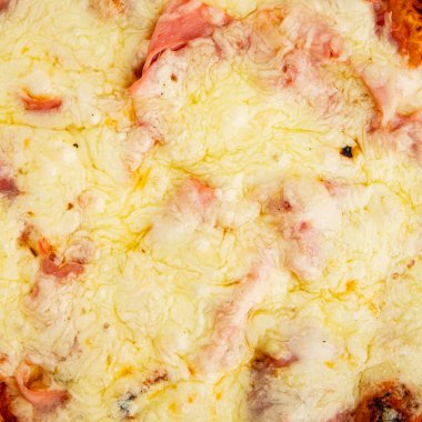 Pizza jambonu, peynir, domates sosu fast food doğal ürün lezzeti lezzetli gurme yemek arkaplanı masanın kırsal kesiminde fotokopi alanı.