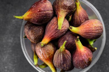 İncirler taze olgun meyveler lezzetli çerezler lezzetli lezzetli gurme yemek arka planı masanın üstünde rustik üst görünüm fotokopi uzayı vejetaryen yemekleri ve vejetaryen yemekleri