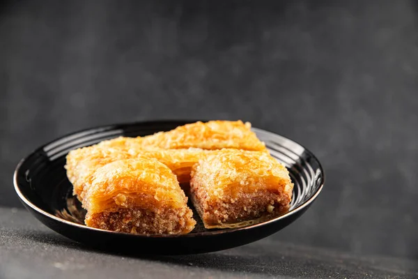 Antep fıstıklı ve bademli Baklava. Tatlı, doğu tatlıları. Lezzetli atıştırmalıklar.