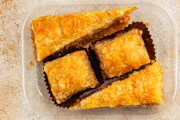 Antep fıstıklı ve bademli Baklava. Tatlı, doğu tatlıları. Lezzetli atıştırmalıklar.