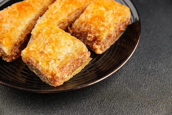 Antep fıstıklı ve bademli Baklava. Tatlı, doğu tatlıları. Lezzetli atıştırmalıklar.