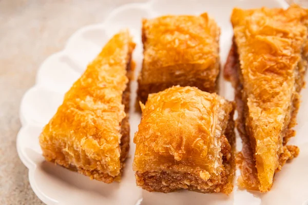 Antep fıstıklı ve bademli Baklava. Tatlı, doğu tatlıları. Lezzetli atıştırmalıklar.