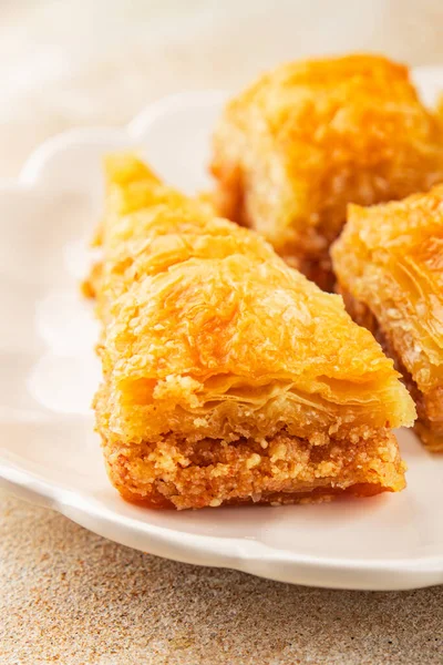 Antep fıstıklı ve bademli Baklava. Tatlı, doğu tatlıları. Lezzetli atıştırmalıklar.