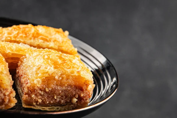 Antep fıstıklı ve bademli Baklava. Tatlı, doğu tatlıları. Lezzetli atıştırmalıklar.