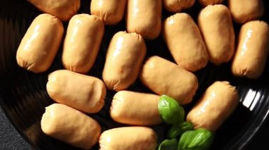 Sosis mini et porsiyon fast food doğal ürün lezzetli lezzetli gurme yemek arkaplan masa rustik üst görünüm fotokopi alanı