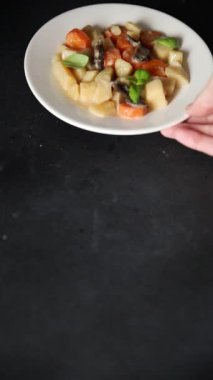 Patates yahnisi mantarı ve sebze. Doğal çerez. Lezzetli lezzetli gurme yemek. Masanın üstünde.