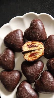 Zencefilli çikolatalı kalp şeklinde ballı pasta Noel tatlı tatlı tatlı yeni yıl doğal ürün lezzetli çerez lezzetli gurme yemek arka planı masanın kırsal kesiminde fotokopi alanı